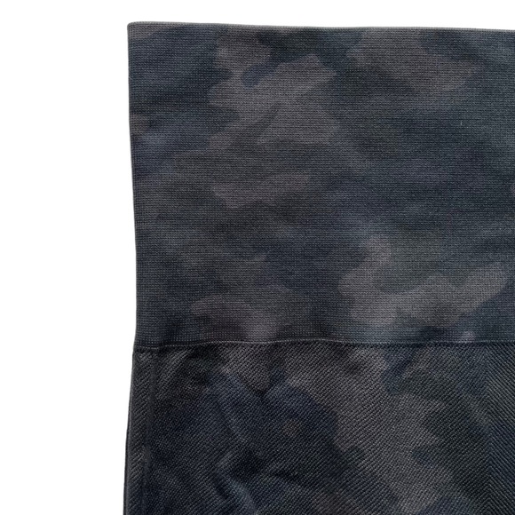 SPANX Look At Me Now Camo Seamless High Rise Legging | SMALL - Picture 5 of 7